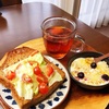 今日の朝食ワンプレート、ライ麦パンハムチーズトーストベジ乗せ、紅茶、フルーツヨーグルト
