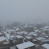 雪が積もって下界は白く