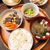 朝食ワンプレート、大豆とこんにゃくの煮物、豚肉とぶなしめじの炒め物、小粒納豆、なし