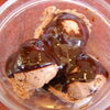 チョコレートクリームをかけたチョコアイス