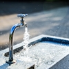 蛇口の下のバケツから水が溢れていたら、蛇口をひねって水を止めるよね。雨漏り修理も同じこと。