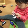 久しぶりのキドキド。1歳の息子、車に夢中になる。