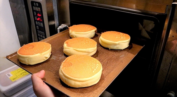 パンケーキが好きすぎてお店を開いた店長の銅板とオーブンで焼く一皿
