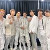 BTS、2年ぶり対面式コンサート1日目終える…SoFiスタジアムが紫色に！