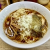 【今週のラーメン５５４７】丸幸（東京・武蔵境）ラーメン ＋ ネギ皿 ＋ アサヒスーパードライ 多満自慢生貯蔵酒DRY　〜贅沢さを感じさせず懐かしさと馴染みで満足感を誘う・・・ノスタルジック中華そば