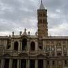 ローマの青空のもと、教皇の棺は走る