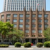 仕事は減らさない、人も増やさない、その前提で給与をエサに時間外労働時間の短縮を迫っても無理だろう、仕事があるのだから。それに給与の増やし方だって政府内で一致できないじゃないか。