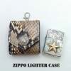 新作です。魅せる革小物 本革 本物 パイソン 蛇革 Zippo ジッポー ライター ケース レザー 5セント  インディアン柄 コンチョ ハンドメイド 1点もの   パイソン蛇革を贅沢に使った完全ハンドメイド限定品、一点物のZIPPOライターケースです。  革の裁断から穴あけ、ステッチは手縫いのいってんものとなっております。  参考にVOGT Zippo スタージッポー スターリング シルバーを入れてみた感じです。  デュポン ライター Dupont GATSBY 18137 ヴァーティカル ライン シル