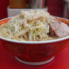 ラーメン二郎 上野毛店 - なんとなく顔見知った最後の2人ロットは和やかに穏やかに。ヤサイは正直鮮度落ち。しかし潤いアブラたっぷりの端豚塊とワシワシカタカタ麺が最高すぎる。