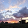 浜ちゃんの散歩道(１６２)     夕暮れは茜に染まる一方、雲も多く波乱に満ちた夕空