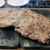 やっぱりステーキで800gくらいの肉の塊を（友達と）食べてました。