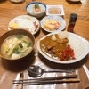 チキンカレー、豆腐と葱の味噌汁、ハムエッグ、紅生姜入り出汁巻き卵のタンパク質多めの朝ごはん