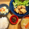 竜田揚げ、そぼろ入りの高菜　定食。
