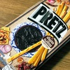 【タイ】グリコの「กูลิโกะเพรทซ์รสน้ำพริกเผาไทย（プリッツ・タイ・チリ・ペースト味）」を食べました【PRETZ × MAEPRANOM】