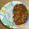 我が家の休日ランチ　トマトベースの夏野菜たっぷりカレー　より。