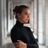 一瞬でオシャレでモテる女性に変身する方法！髪を後ろで束ねるだけ