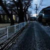 雨の中夕暮れ後の城脇を通り抜けると