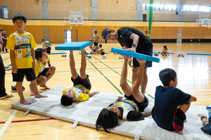 ノルディック複合の渡部暁斗選手が妙高市でジュニア指導　五輪メダリストから上達のコツ学ぶ