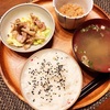 朝食ワンプレート、豚肉としめじとキャベツの炒め物、小粒納豆