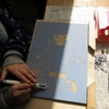６年生：図工　木版画　角度を変えて彫り進めよう