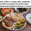 キョフテ（コフテ）　トルコ肉料理７（世界の肉料理31）　　間違いなくトルコで最も広く普及している伝統料理のひとつです．ペルシャで生まれオスマン帝国時代から世界中に広まっています．現在のトルコには290種類以上のキョフテがあるそうで，一般的に，異なる様々なスパイスを加えた牛または羊のひき肉から作られます．通常，メインディッシュとして供され，ピラフやライス，新鮮なトマト，きゅうり，その他のさっぱりとした野菜が添えられます．