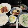 「おいしい台所12か月」の日替わりランチは、チキン南蛮、煮豆腐などが付いた、あさり、白菜、セリのクラムチャウダー定食