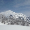 　雪深い八海山頂上を目指す