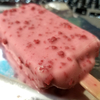 セブンイレブン「果肉たっぷりストロベリーチョコレートバー」チョコで覆われた中のアイスクリームにも、いちご果肉がいっぱい(￣▽￣)！