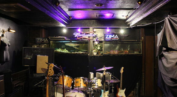 謎のライブハウス「大久保水族館」は元寿司屋だった