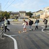 登校の風景：快晴　今日は６年生学習発表会