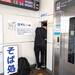 「日本一狭い駅そば」の人気メニューは迫力満点の山賊そば