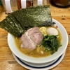 【今週のラーメン４９７２】横浜家系ラーメン つばさ家 武蔵境店（東京・武蔵境）全部のせラーメン 並盛　〜雨が降ろうとサディステックな場所であろう惹きつける！ガッツリさと質感高い極上家系拉麺！