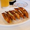 【酒場 ヨコガワレインボウ】流川で人気の餃子も味わえる。横川に9月オープンした酒場はお客さん同士の会話も楽しめる(西区横川町)