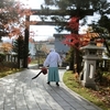 境内の紅葉とこの時期の境内掃除