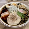 【今週のラーメン４８６０】くじら食堂 nonowa東小金井店（東京・東小金井）特製ブラック 大盛 ＋ サッポロラガービール 赤星 中瓶　〜漆黒の深みに反して明るい旨さ！質感高し生まれ変わった名物ブラック系！