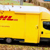 DHLがトランプ大統領の関税政策で配送を一時停止と発表