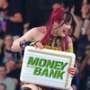 【WWE】イヨ・スカイがマネー・イン・ザ・バンクでアタッシュケースを獲得