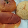 金沢市観音堂町にあるパン屋まるしゅで、クリームパン、メロンパン、あんパン。