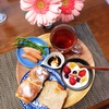 今日の朝食ワンプレート、牛乳パン、ふすまワンローフ、紅茶、アスパラ、ソーセージ、いちごバナナブルーベリーヨーグルト