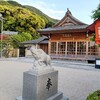 もう夕暮れ時の誰もいない神社の境内に、