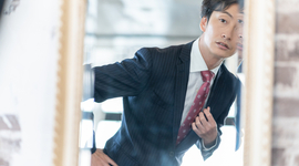 ナルシストとは？特徴とそうなってしまう原因、上手な付き合い方について解説