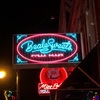 メンフィス（Memphis）のビール通り（Beale St.）でビールを飲みながらライブ演奏を楽しむ。Alfred’s On Beale 。