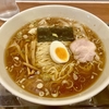 【今週のラーメン５６０２】昭島大勝軒（東京・立川）ワンタン麺 なると 生玉子　〜これぞ永福町系形式美！デカい器に銀トレー！期待通りのボリューム迫力！