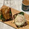 ライ麦パンのオープンサンド