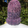 アルパカ100%の手編み帽子 紫、ピンク色、グレー、青色が混じり合って模様になってますよ