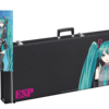 ESPの初音ミクギター STREAM-Miku-Custom の開封動画を、イギリスの楽器店 Andertons Music Co. が公開。初回39本のうちの1本を開封。ギターエフェクター MIKU STOMP での演奏も