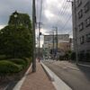 歩道中央の電柱