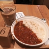 スープストックのラタトゥイユカレーとマンゴーとココナッツシロップのチェがおいしい