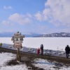 オオハクチョウめがけポップコーンを投げつける冬【屈斜路湖 砂湯】