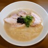 【立寄スタンド ヨカル/とんこつこばやし】15時開店でサク飲み出来る立飲店と、人気ラーメンの2号店は純度高いトンコツラーメン(福山市)